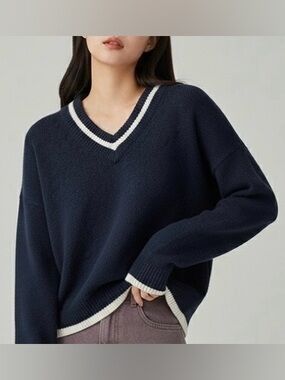 Abercrombie & Fitch - Oversized Cropped Navy Sweater with Cream Trim